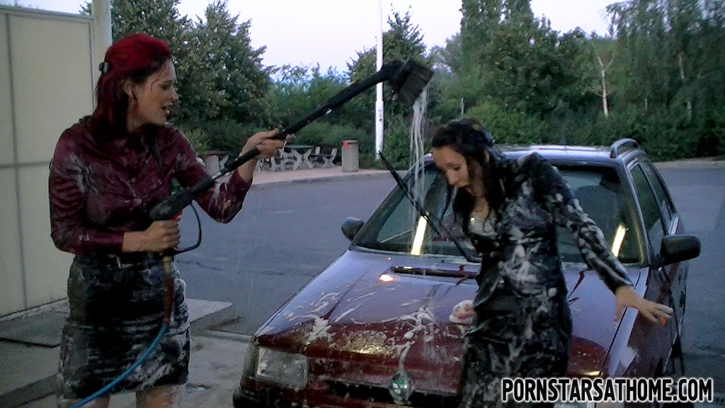 Glamorous Damen haben einige nasse voll bekleidet Autowäsche Spaß im Freien
 #52014427
