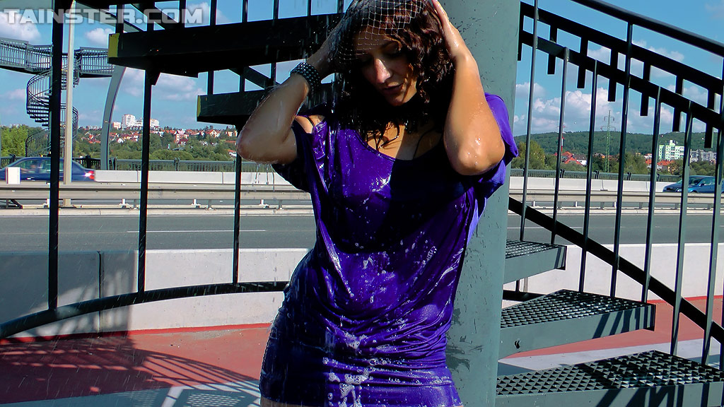 Gina Killmer, milf européenne entièrement vêtue, s'amusant en plein air.
 #53983500