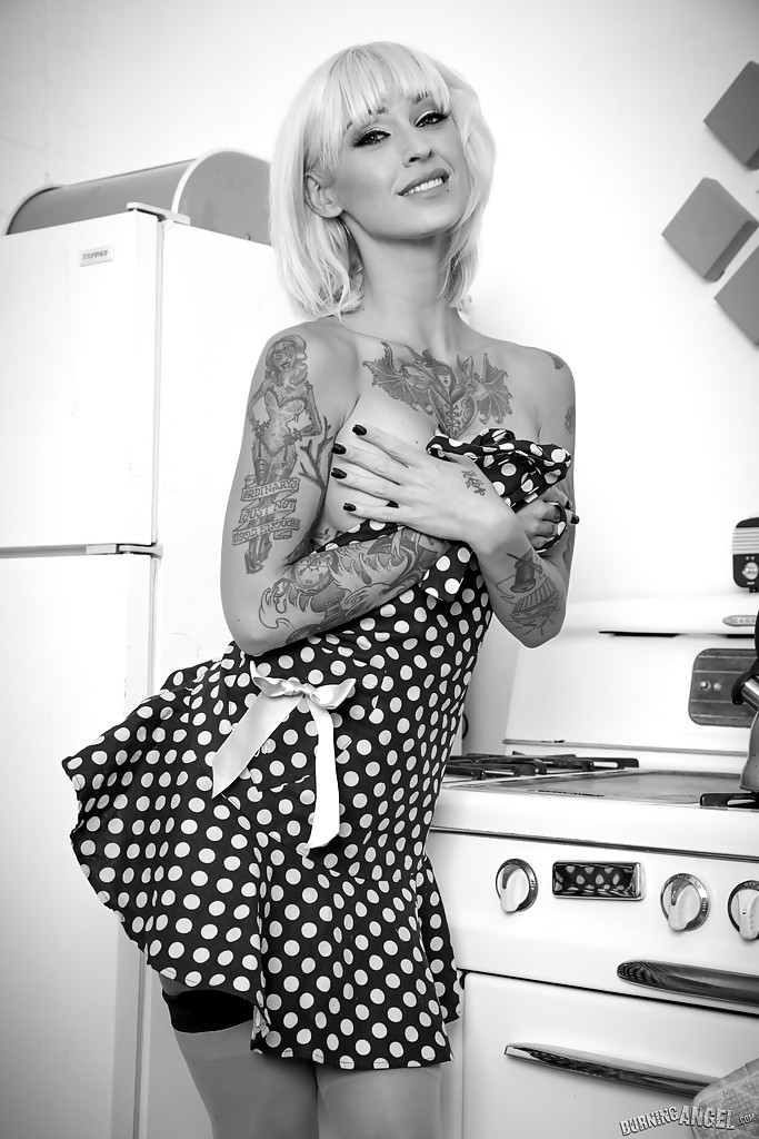 Modelo fetichista tatuada modela medias y tacones para fotos en blanco y negro
 #54632047