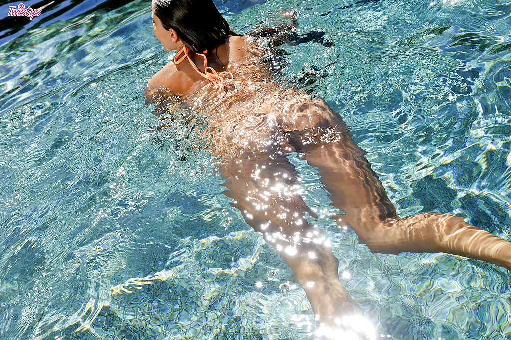 Ravissante nana à la peau bronzée dévoilant ses gros seins au bord de la piscine
 #50187717