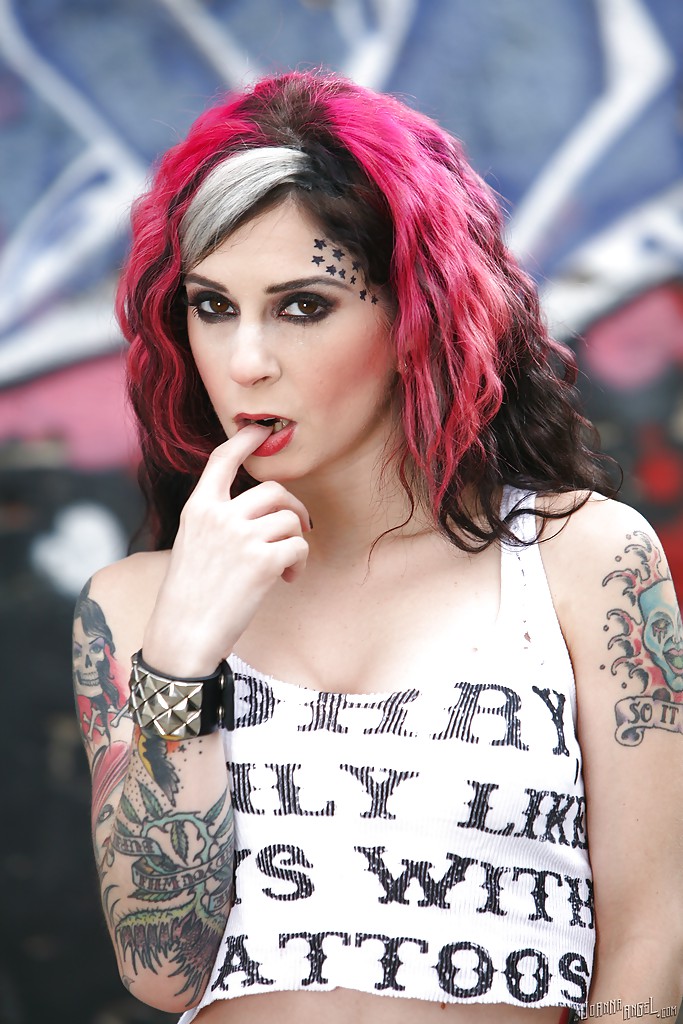 Milf amateur de style rock joanna angel avec tatouages et coiffure sexy
 #56248763
