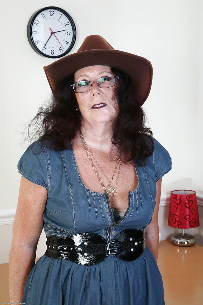Schöne Oma in sexy Brille zadi zeigt ihre haarige Muschi
 #50993521