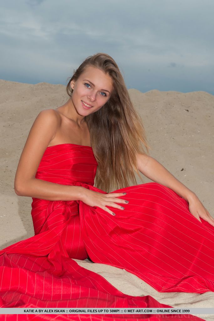 Katie A, jeune glamour, perd ses petits seins de jeune dans sa robe sur la plage.
 #50152193