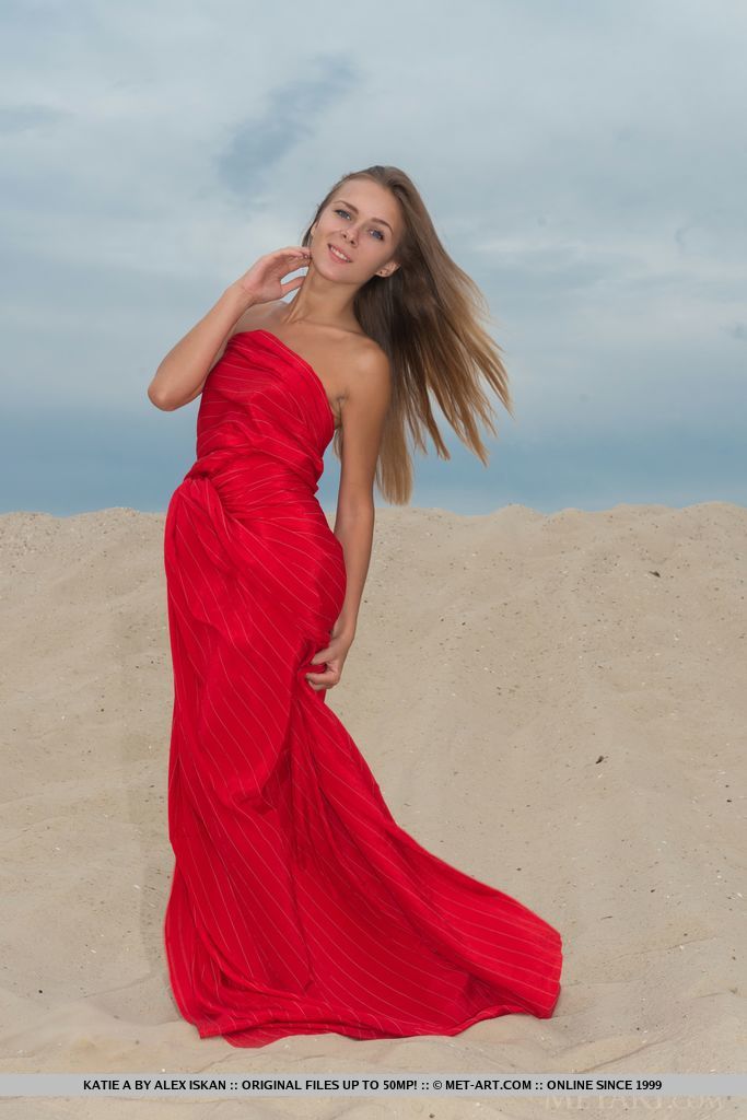 Teen glamour babe Katie a perdere piccole tette giovani dal vestito sulla spiaggia
 #50152199