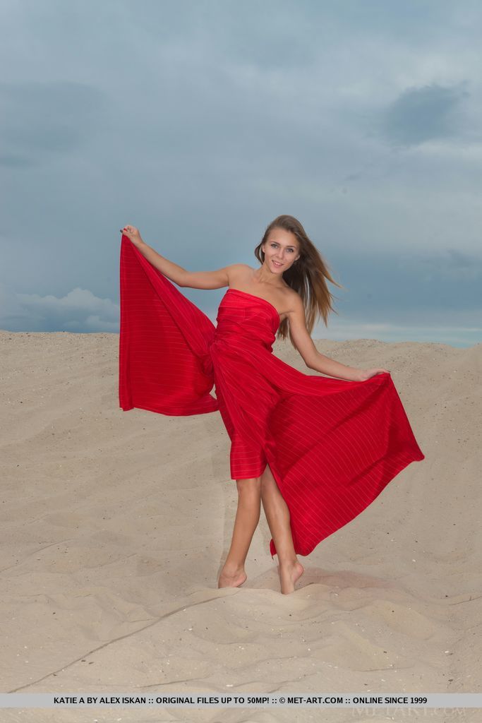Teen glamour babe Katie a perdere piccole tette giovani dal vestito sulla spiaggia
 #50152201