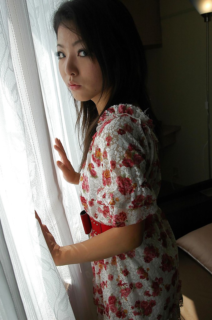 Asiatische Teenagerin Nao Miyazaki zieht sich aus und entblößt ihre Muschi in Großaufnahme
 #50049042