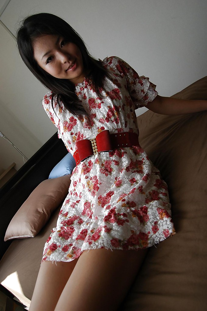 Asiatische Teenagerin Nao Miyazaki zieht sich aus und entblößt ihre Muschi in Großaufnahme
 #50049046