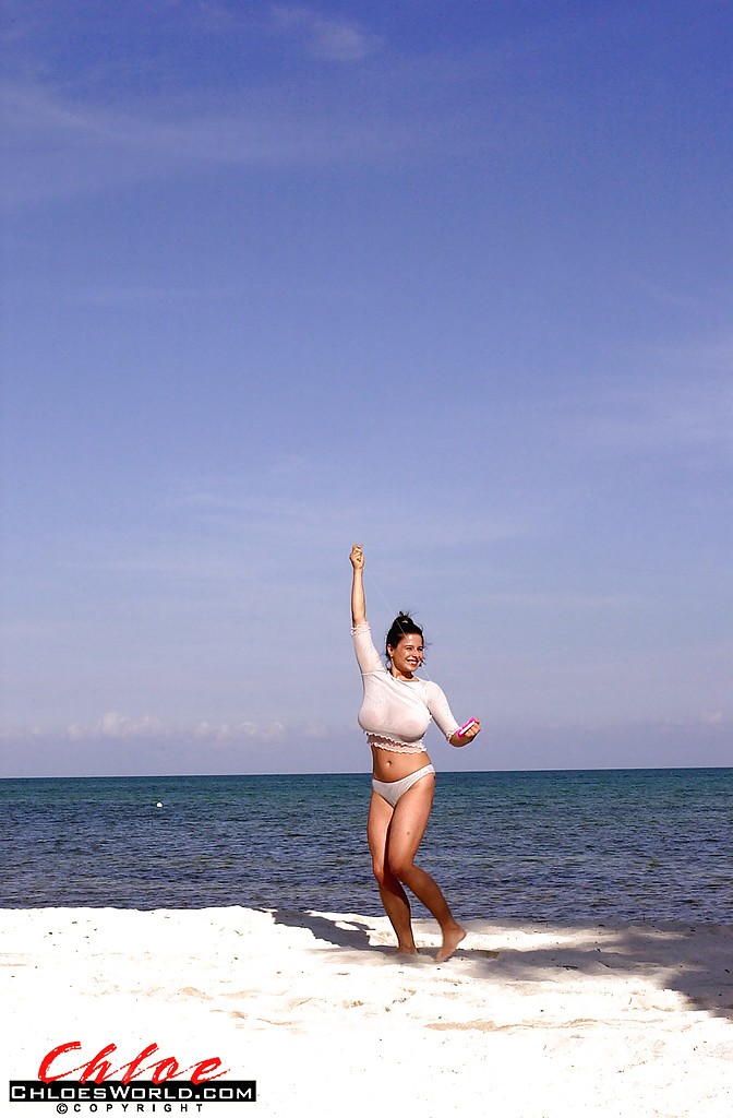 La grosse chloé vevrier a enlevé sa lingerie sur la plage et nous a montré ses merveilleux atouts.
 #50171775