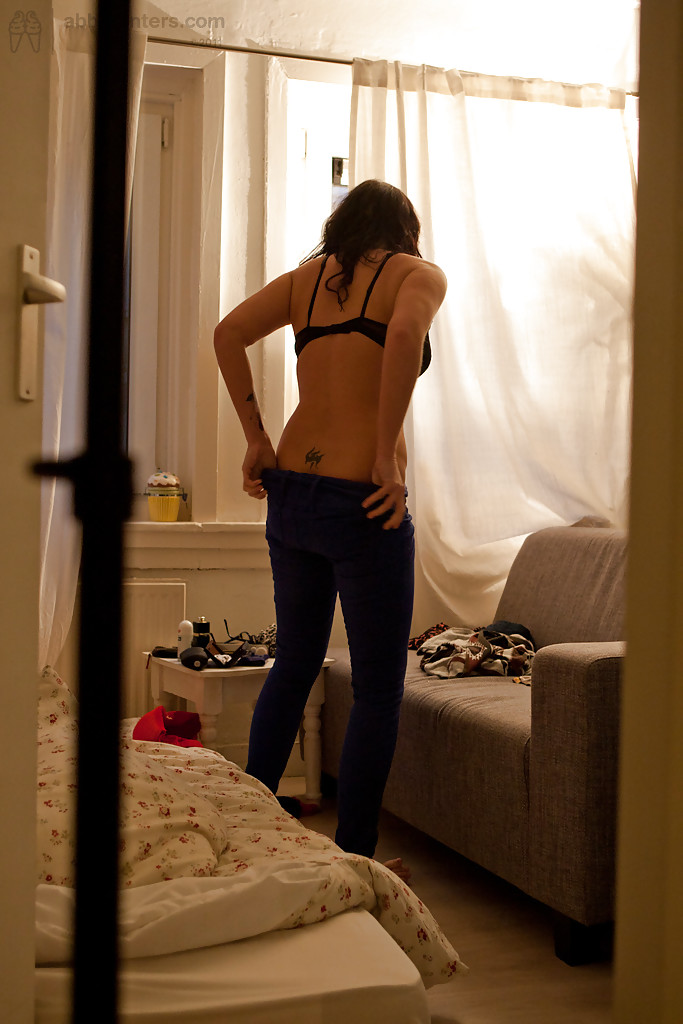 Mina, une amatrice aux gros seins, est secrètement filmée en train d'habiller son corps nu.
 #52337805