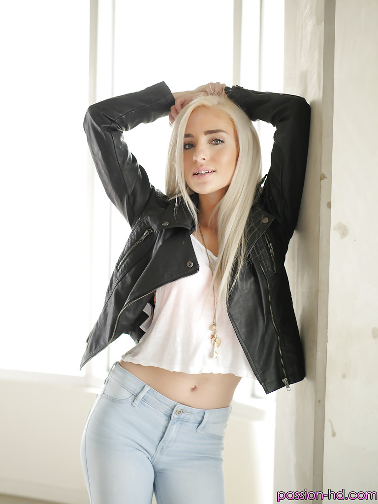 Naomi woods, une jeune blonde, baisse son jean sur ses fesses et ses jambes.
 #51218873