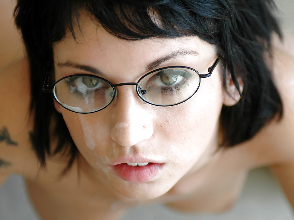 眼鏡をかけた可愛い女の子が、剃ったマンコを引き伸ばされる
 #50338871