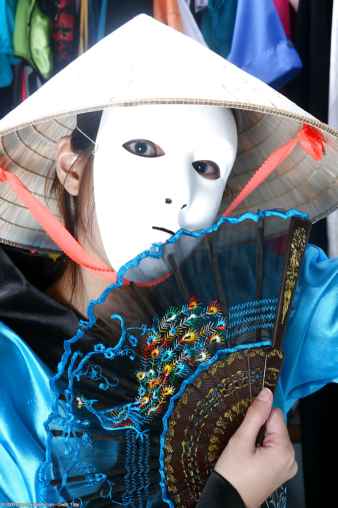 Maskierte asiatische Amateurin starlingz entfernt Kimono, um haarige Muschi zu teilen
 #52320243