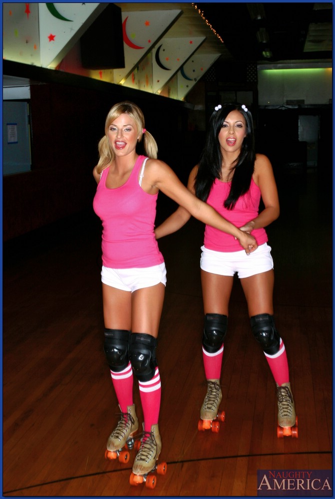 Brooke belle und lorena sanchez strippen von shorts und tank tops
 #53071207