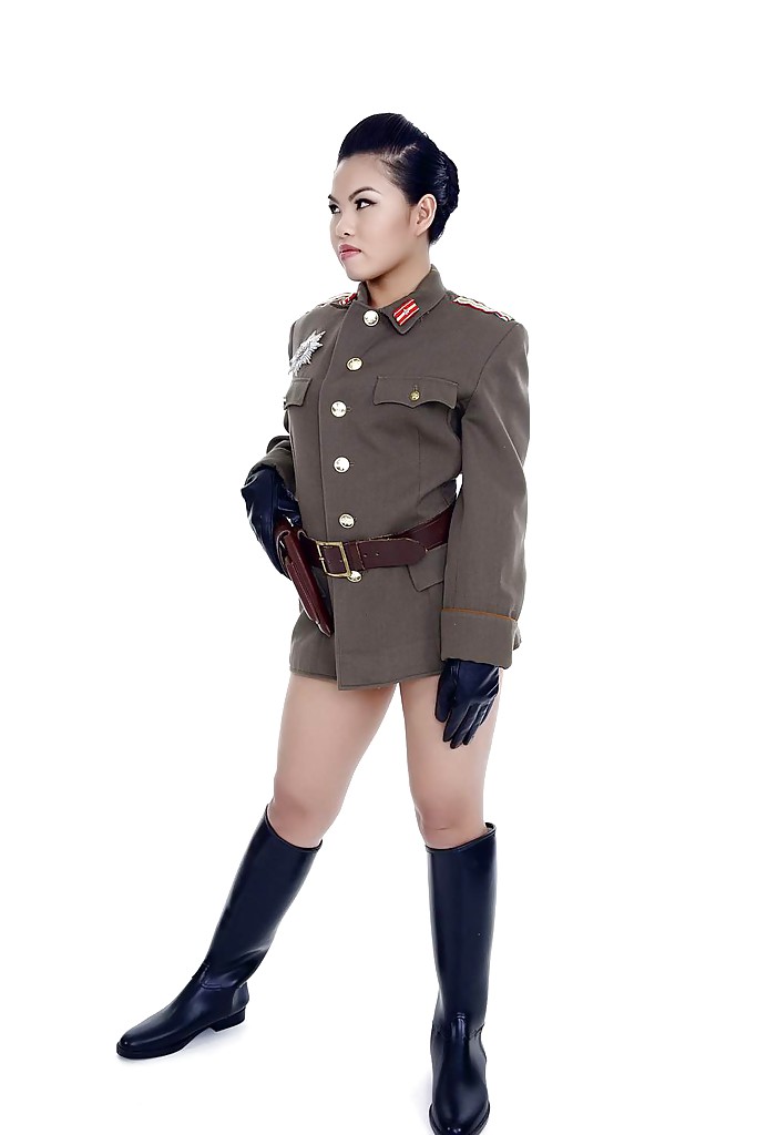 La pornostar oriental Cindy Starfall posando sola en traje militar
 #52314062