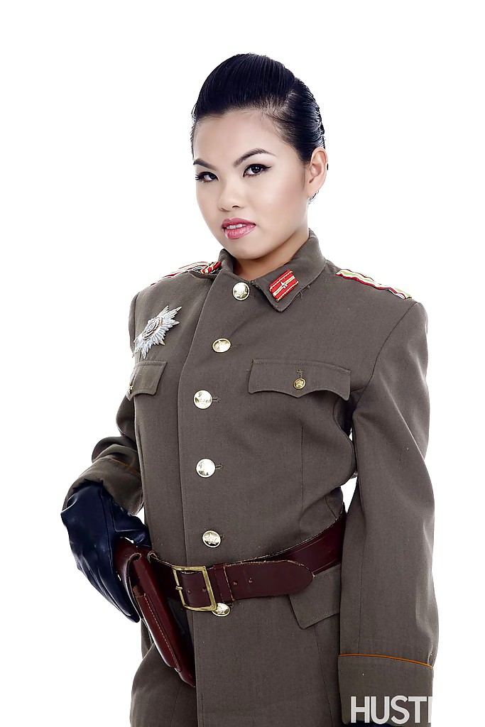 Orientalischer Pornostar Cindy Starfall posiert solo im Militärgewand
 #52314086