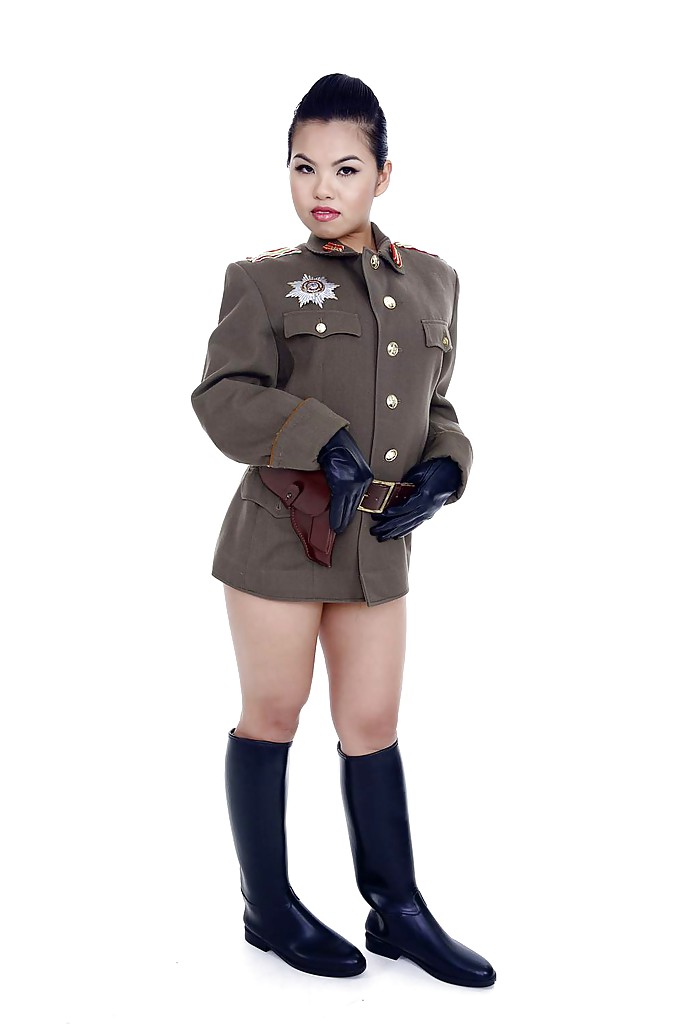 La pornostar oriental Cindy Starfall posando sola en traje militar
 #52314107