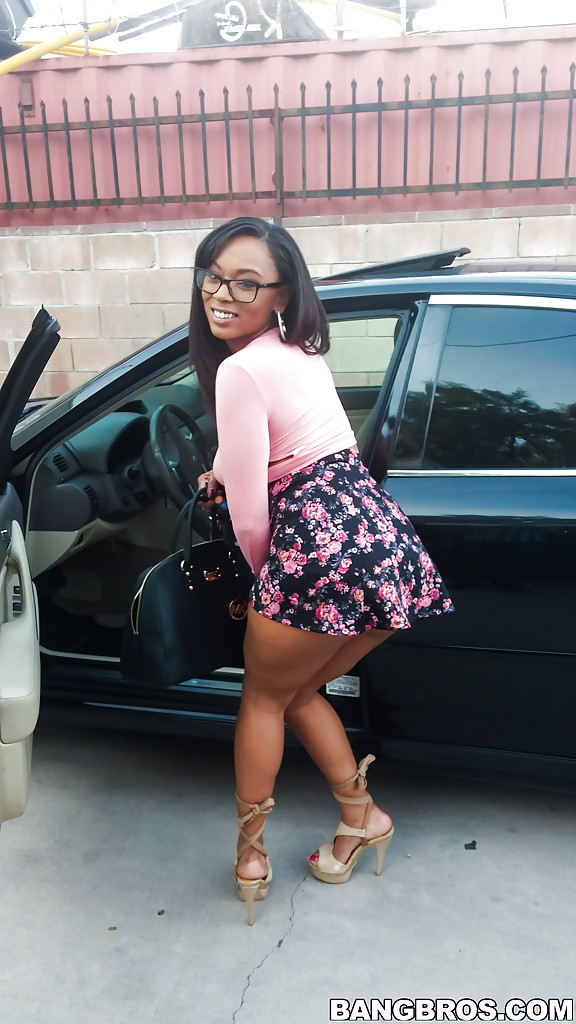 Busty schwarzes Mädchen porsha carrera beugt sich in high heels für upskirt
 #50588930
