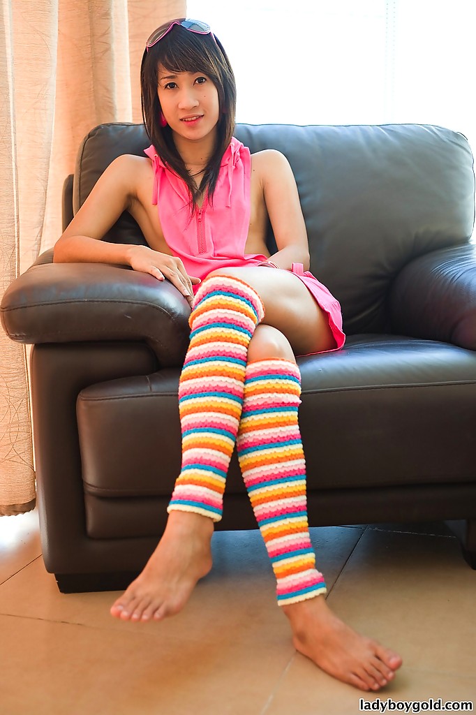 Teen ladyboy ood spielt mit kleinen Titten mit sexy Beinen in Socken geschmückt
 #51247077
