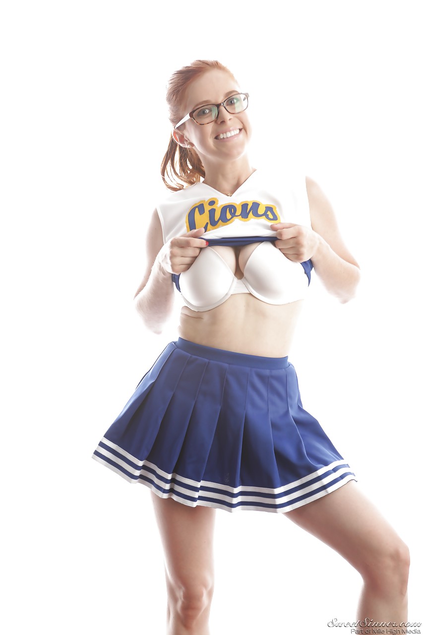 Carina rossa cheerleader penny pax in occhiali che mostra grandi tette e culo sodo
 #50317898