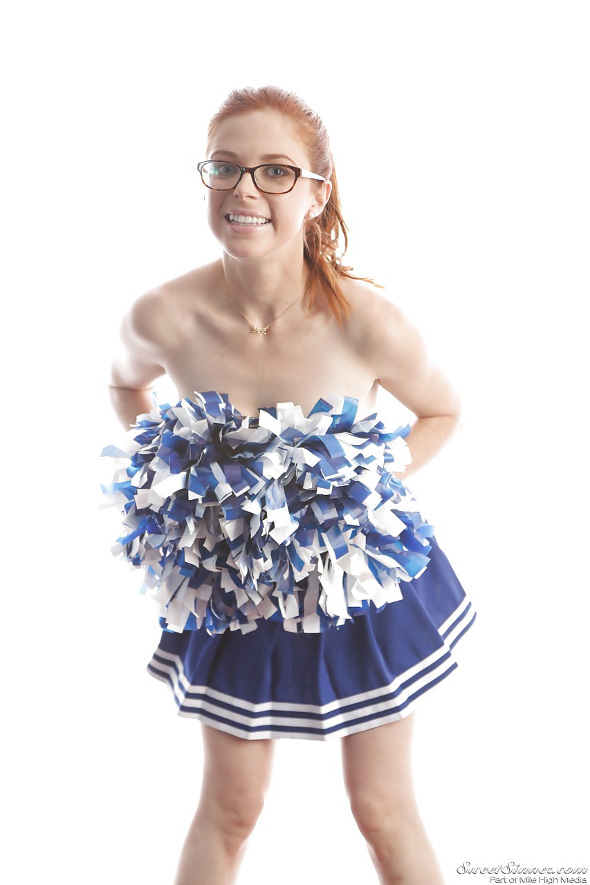 La mignonne pom-pom girl rousse Penny Pax porte des lunettes et montre ses gros seins et son cul ferme.
 #50317913