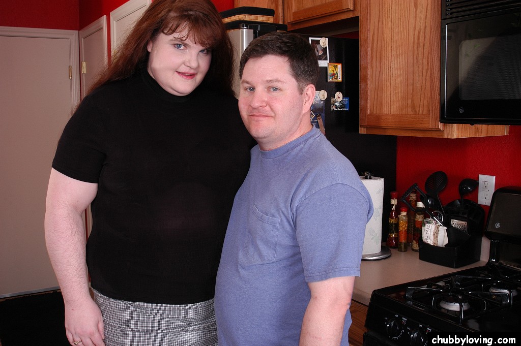 Gillian, femme mûre obèse, se fait baiser et éjaculer dans une cuisine.
 #52036918
