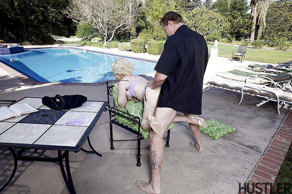 Älterer Pornostar Nina Hartley lässt ihre Vagina neben dem Pool auslutschen
 #55182536