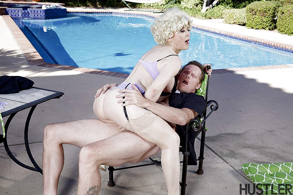 La vieja pornostar Nina Hartley se hace comer la vagina al lado de la piscina
 #55182707