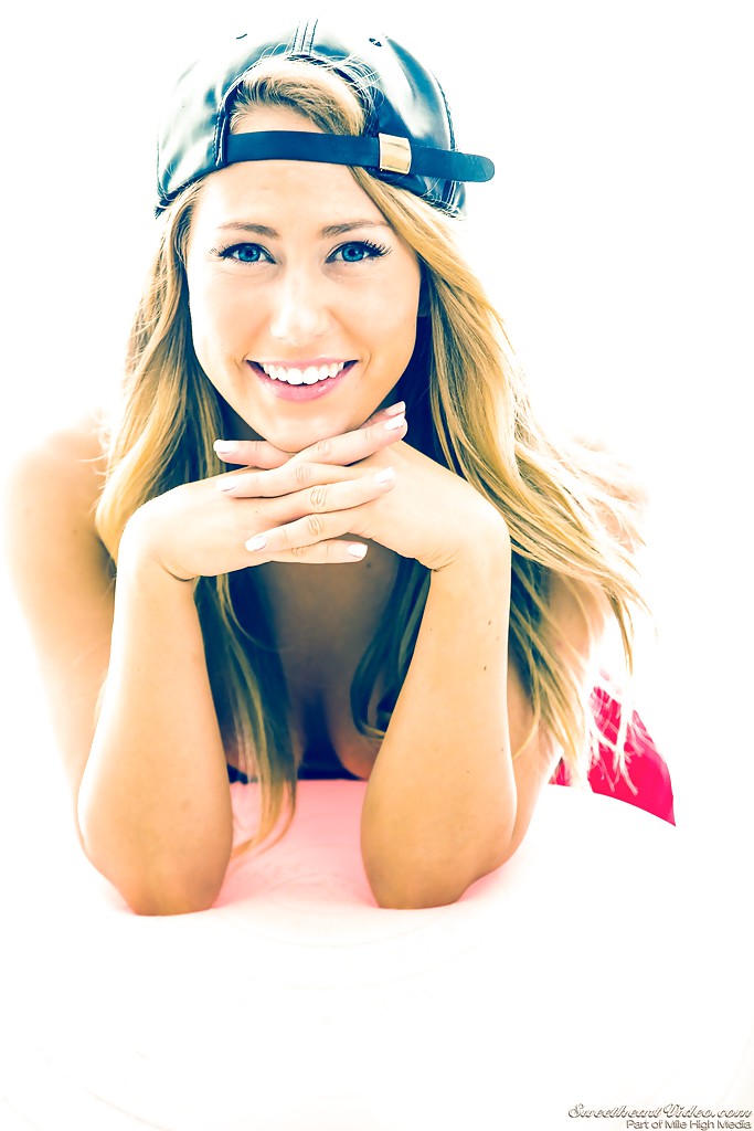 Carter cruise, une jeune femme joyeuse aux gros seins, taquine sa chatte poilue.
 #53249871