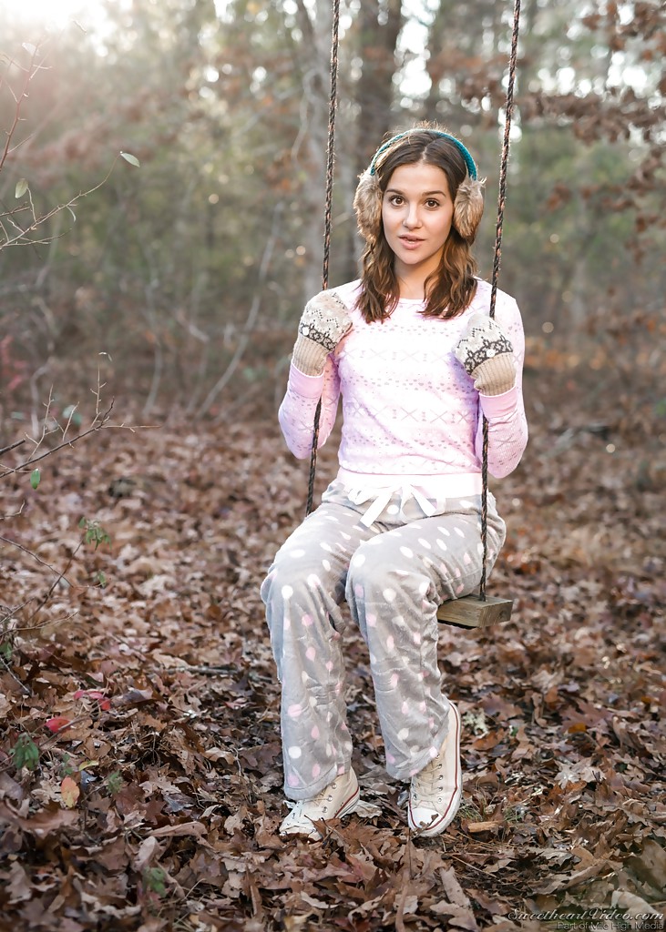 ソロガールのケイシー・ワーナーが森の中でヌード撮影のために服を脱ぐ
 #54448497