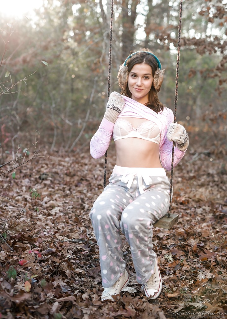 ソロガールのケイシー・ワーナーが森の中でヌード撮影のために服を脱ぐ
 #54448553