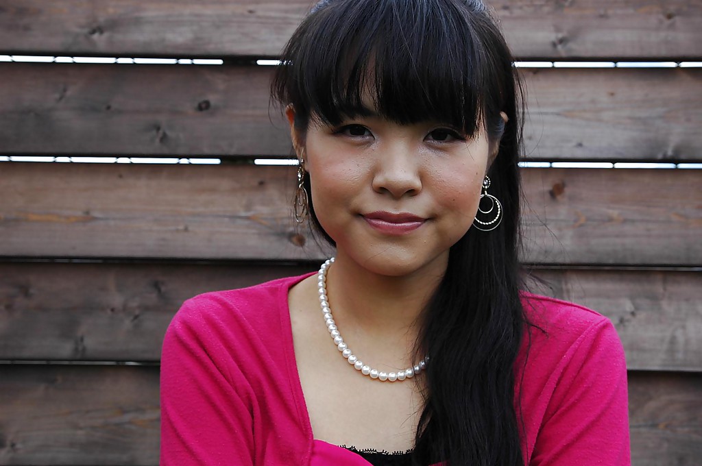 Asiatischer Teenager Nao Kodaka zieht sich aus und spreizt ihre Schamlippen
 #51224624