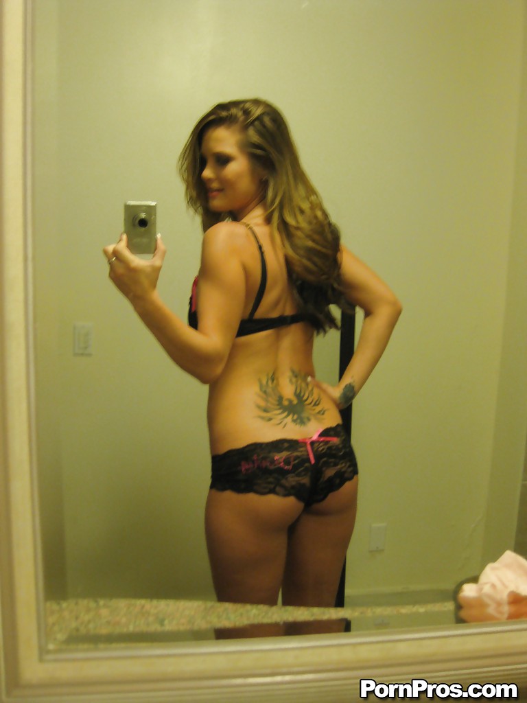 Megan fenox, petite amie plantureuse, fait des photos amateurs de son corps nu.
 #51819983