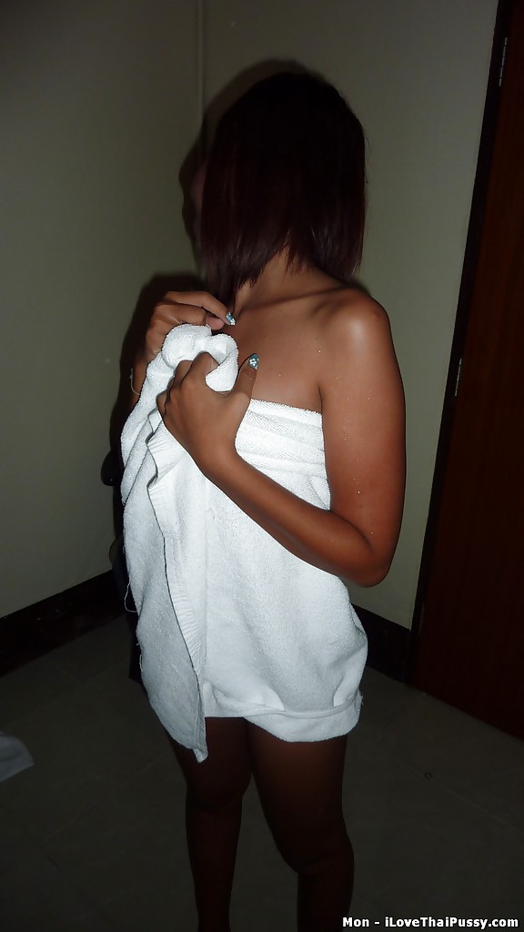 Slutty asiatische teen babe entblößt ihre kleinen Titten und süße Muschi
 #52210935