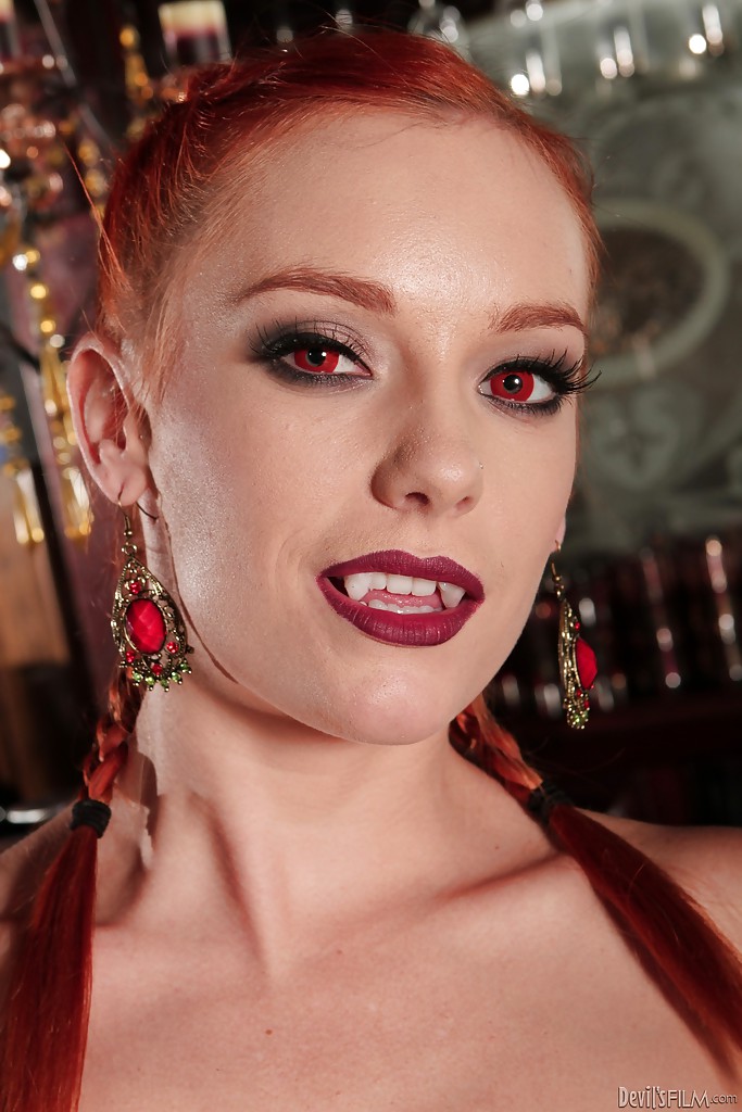 Süßes rothaariges Babe in Strümpfen Dani Jensen streift ihre Kleidung ab
 #50656064