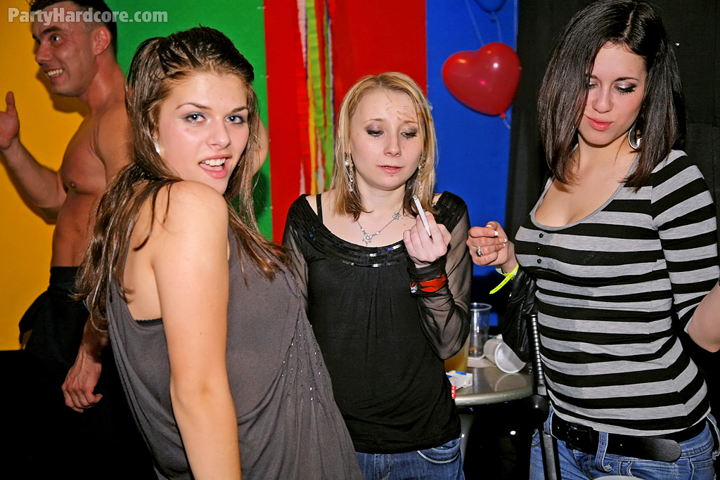 Slutty europäischen Amateur-Mädchen gehen böse auf der Party mit malestrippers
 #51185047