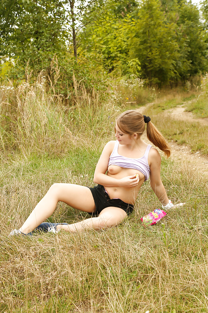 Teen Babe mit winzigen Titten Alessandra masturbiert draußen im Wald
 #51419877