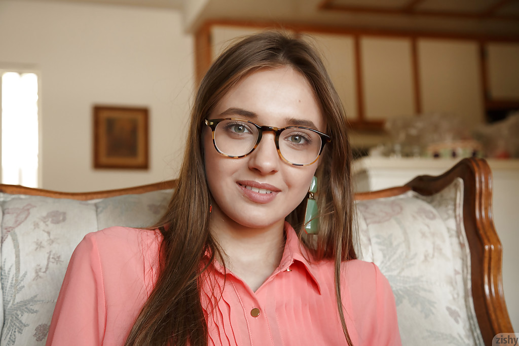 La morena amateur maria turova se pone cachonda en una tienda pública
 #50346210