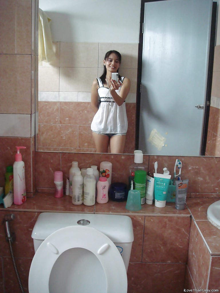 タイの小柄な女の子がバスルームで裸になる前にセルフショットを撮る
 #51822054