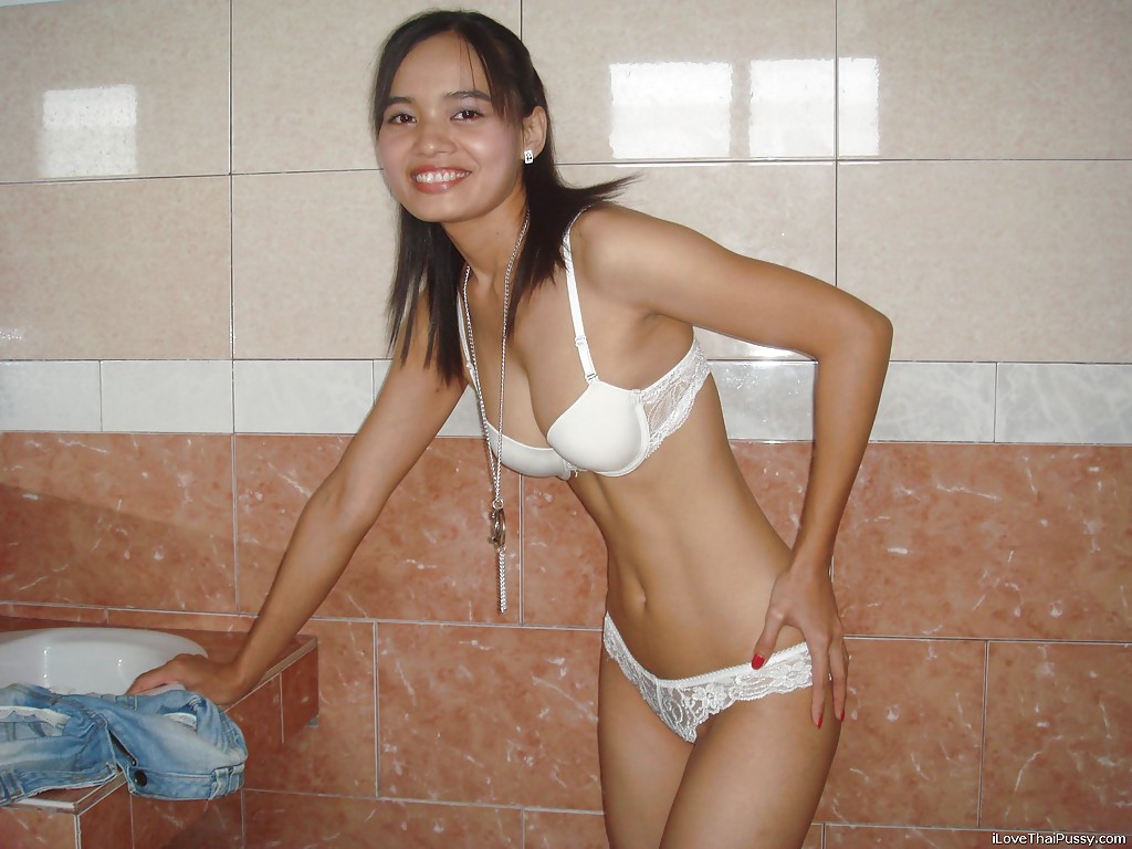 タイの小柄な女の子がバスルームで裸になる前にセルフショットを撮る
 #51822214