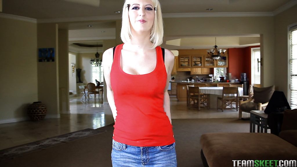 Blondes Emo-Girl Cherry Torn zieht ihr Kleid und ihre sexy Unterwäsche aus
 #53388693