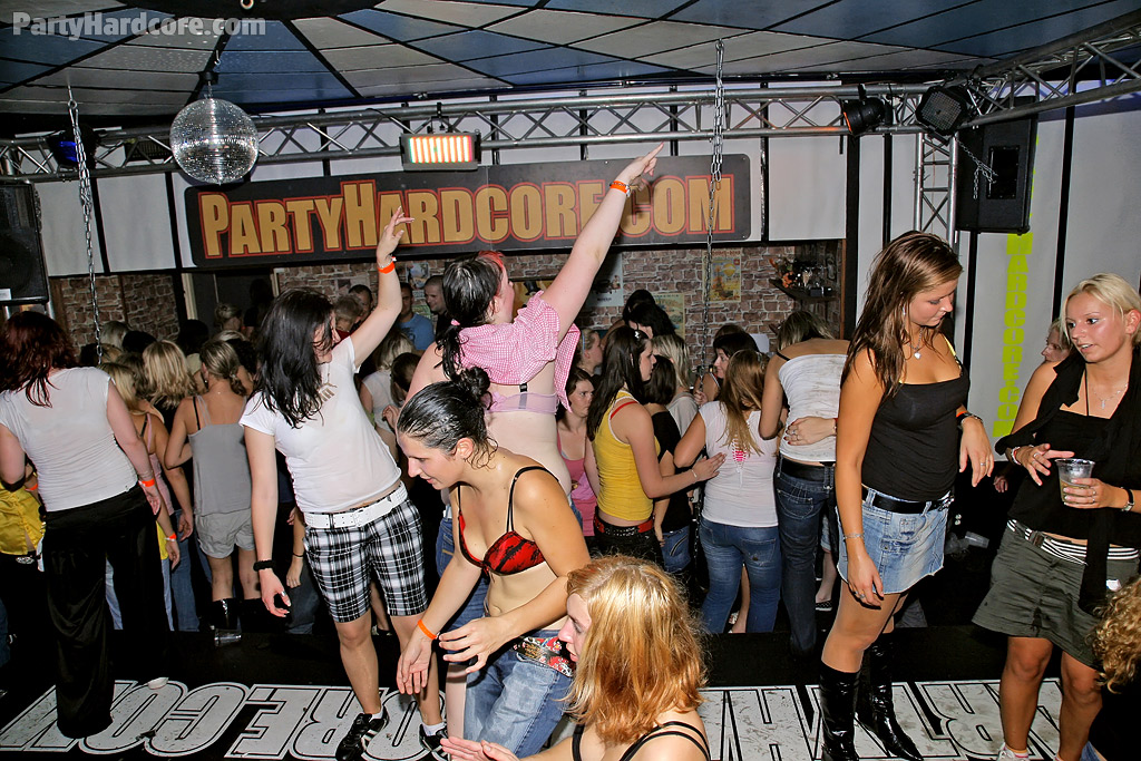 Las chicas amateurs se dejan follar duro por los strippers en la fiesta
 #56229958
