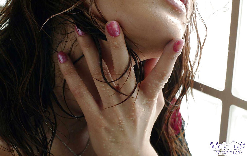 アジアン・ベイビーの藤森和香子が赤いシャワーで素っ裸の体を濡らす
 #51207730