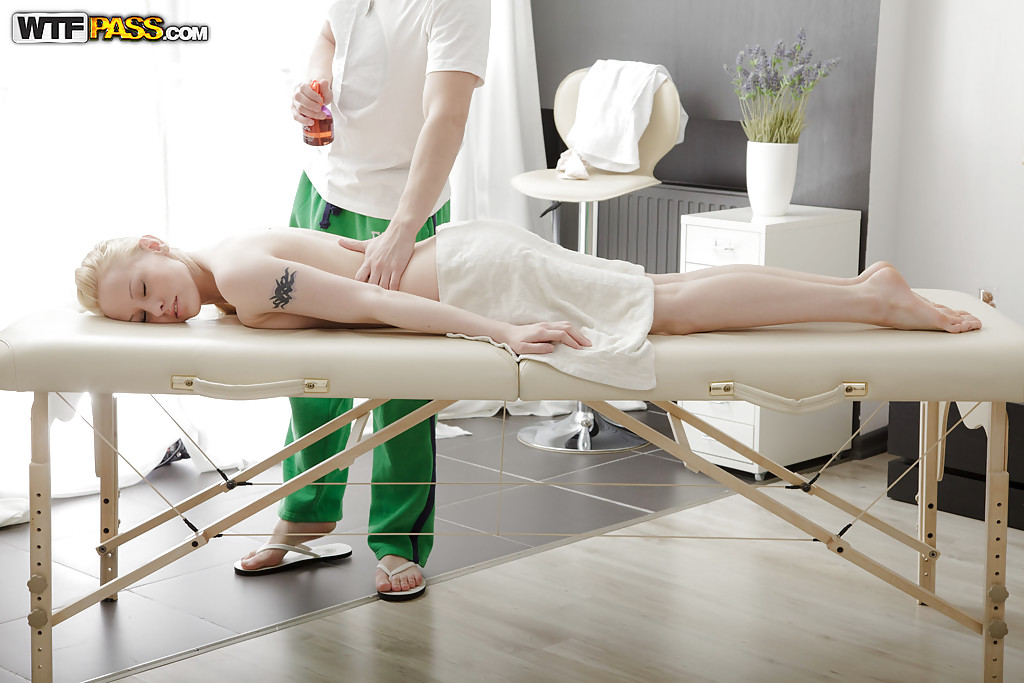 Tori, une fille fantastique avec un cul incroyable, profite d'un massage relaxant.
 #51300592