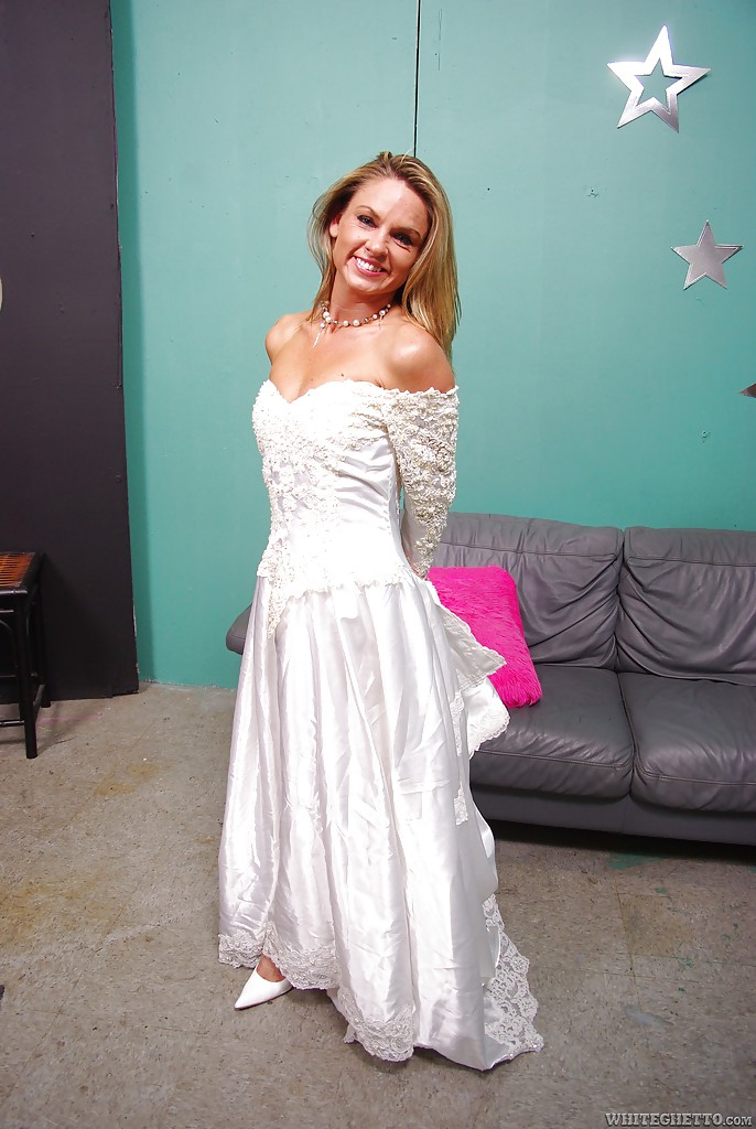 Dreckige Braut auf High Heels Amanda Blow rutscht ihr Kleid aus
 #52362216
