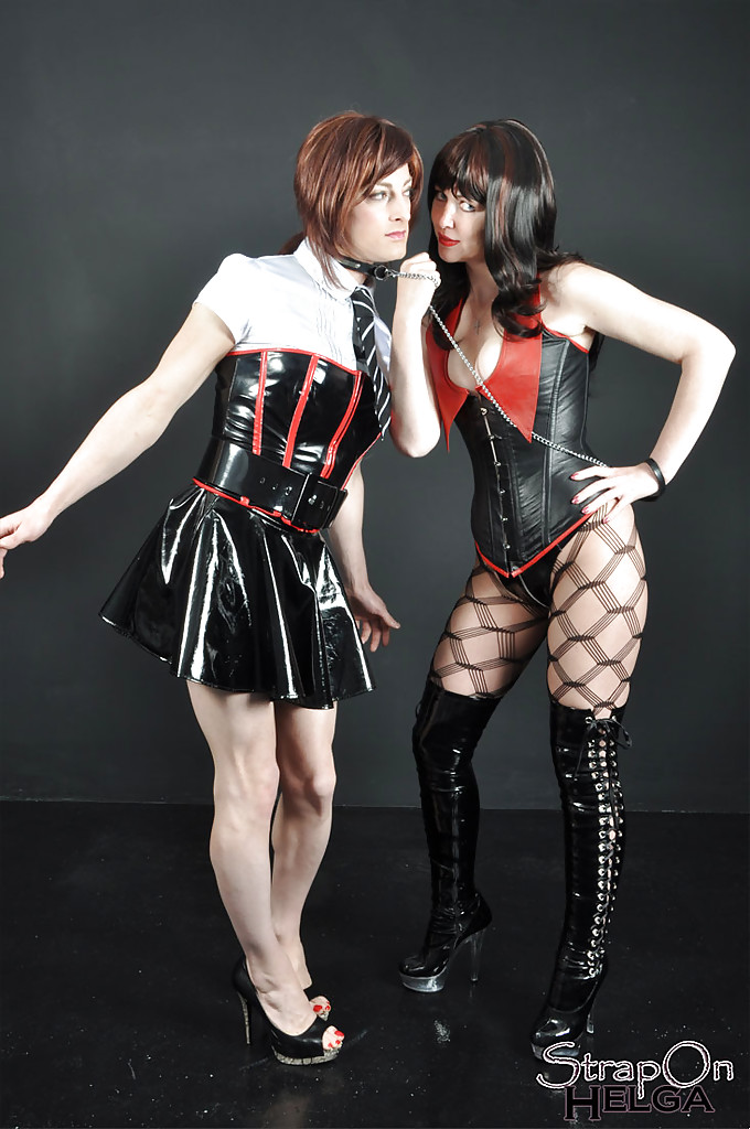 Helga lud ihre Freunde und eine Transe ein, um Zeit mit Vergnügen zu verbringen
 #51226550