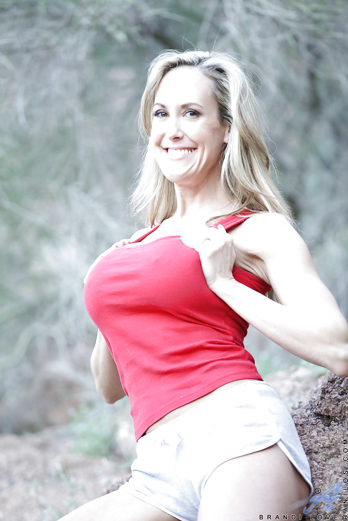 Belleza rubia con grandes tetas brandi love muestra su cuerpo perfecto
 #52953998