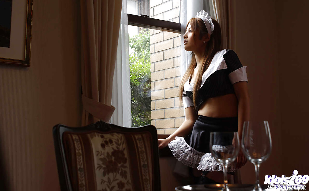La adorable sirvienta asiática Yuka Hata revela su lencería de encaje
 #51192358