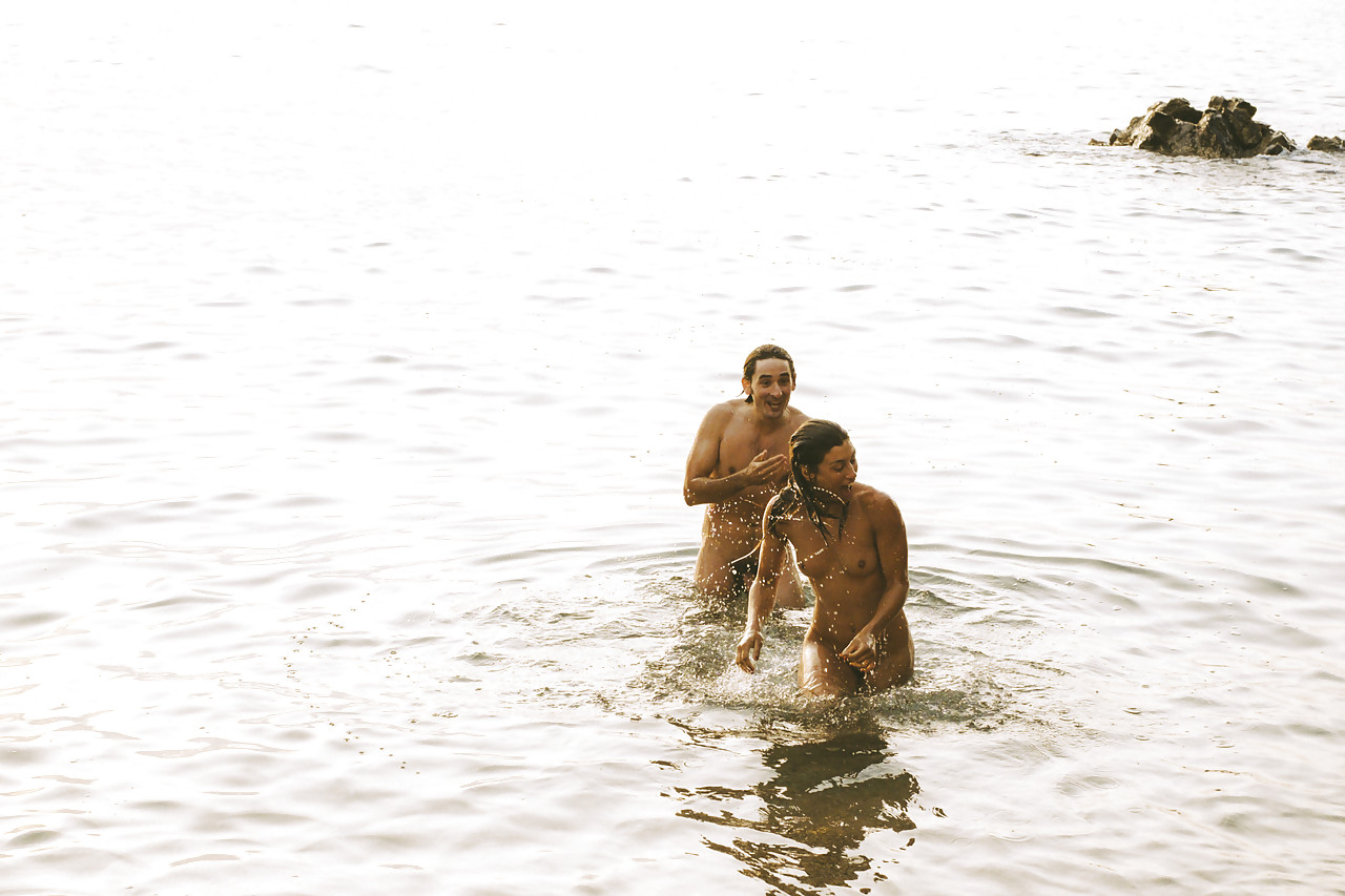 La brune julia roca baisée en levrette sur la plage par bel gris
 #50080554