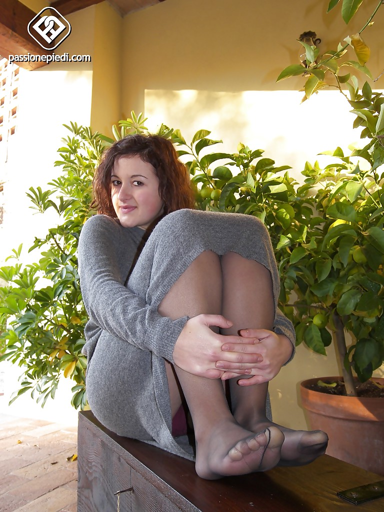 Ylenia weiß, wie man Jungs nur mit ihren sexy Füßen in Strumpfhosen verführen kann
 #51361448