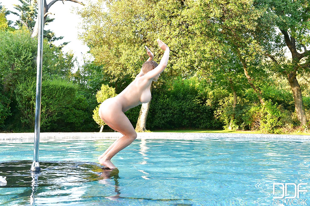 Solo Babe Loulou Petite zeigt ihre nackten Füße und Beine im Freien neben dem Pool
 #51428520